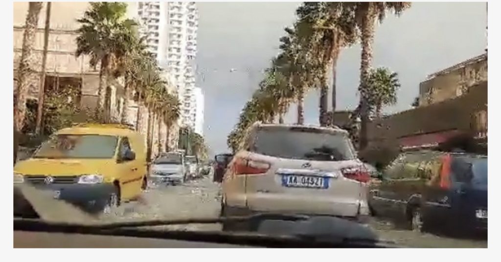 PËRMBYTET Durrësi nga reshjet e shiut, uji vërshon në rrugët e qytetit