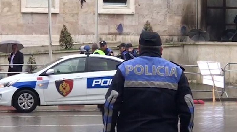 Policia në shesh para protestuesve