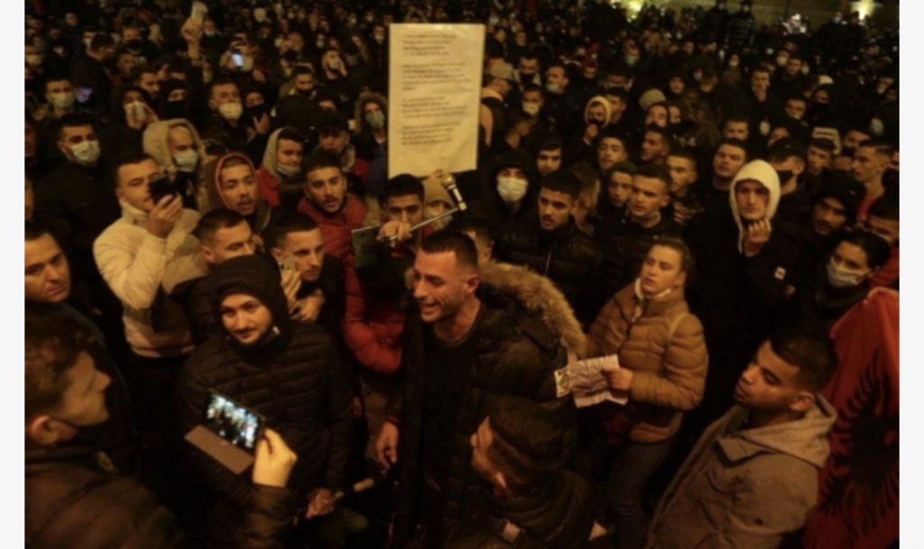 Stresi tregon sesi arriti të largohej nga protesta pa u kapur nga policia