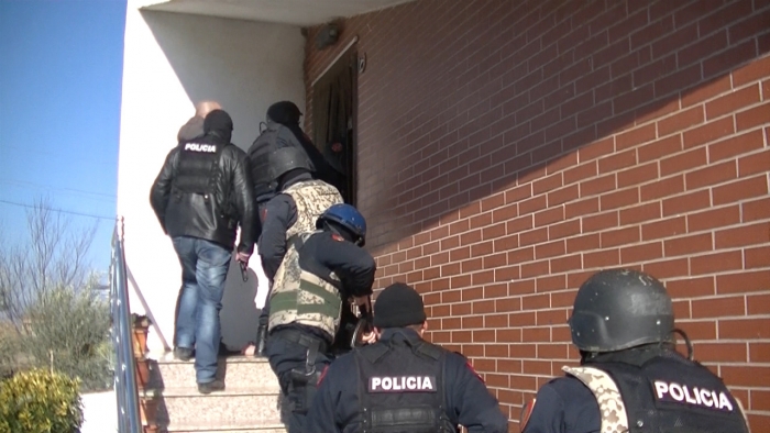 Vlorë/ I riu mban peng familjen, FNSH niset me urgjencë