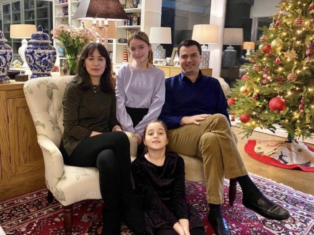Familja Basha uron shëndet e mbarësi për shqiptarët