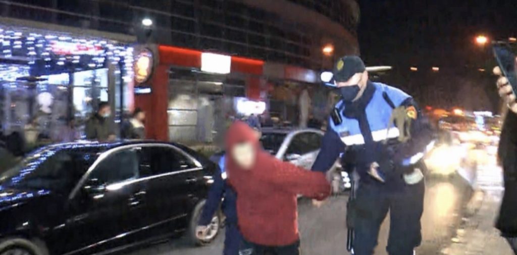 Protesta tek Zogu i Zi, kaos dhe trafik, Shqiponjat shoqërojnë disa qytetarë