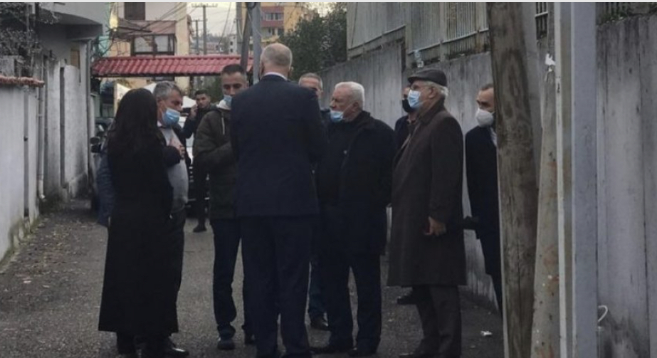 Babai i Klodiani që vrau policia refuzoi ndihmën e qeverisë, Rama viziton familjen Rasha