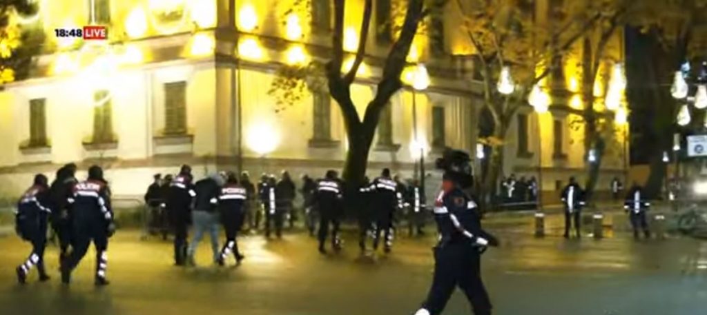 Dita e katërt e protestës vazhdon me tensione