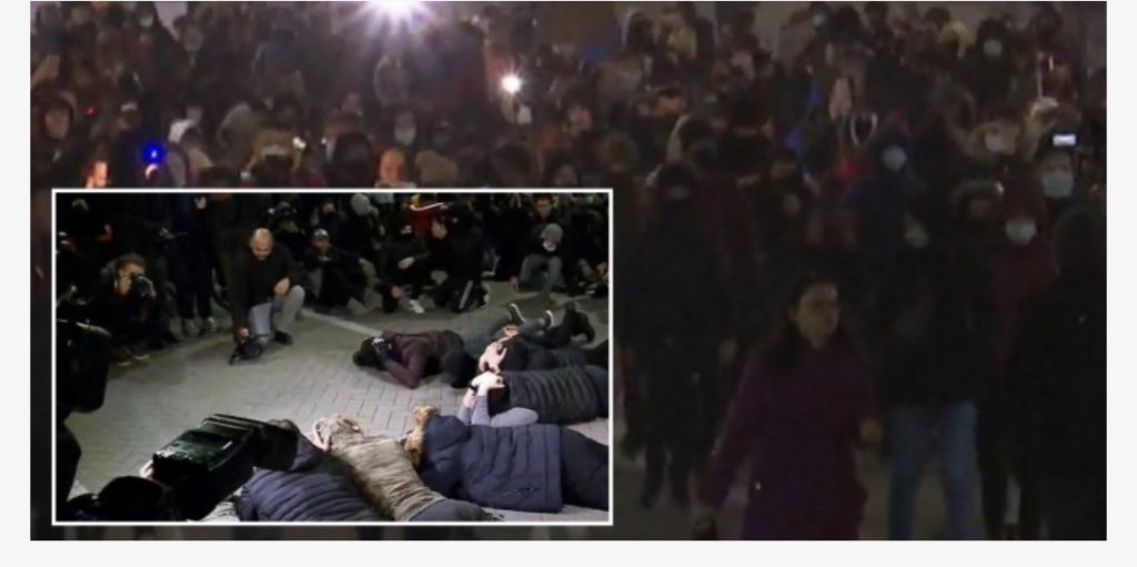 Protesa e djeshme, gaz lotsjellës dhe 900 efektivë policie për të mbrojtur institucionet
