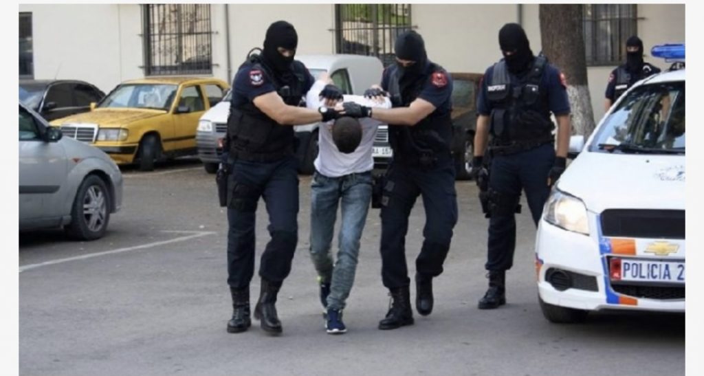 Dhunë fizike e psikologjike ndaj babait, arrestohet 21-vjeçari në Durrës
