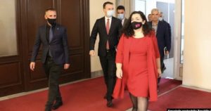 Sot presidentja në detyrë Vjosa Osmani pret partitë për datën e zgjedhjeve të reja