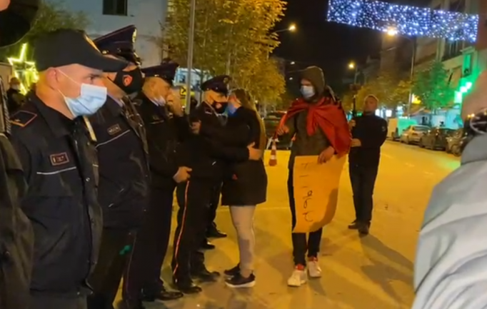 Durrës/ Protesta ndryshe nga ditët e tjera, sot në mënyrë paqësore