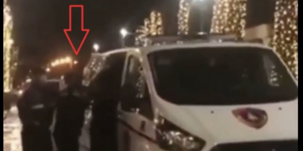 Arrestimet pas protestës, efektivët e Policisë godasin në furgon protestuesit dhe i shajnë: A të q**sha ropt, futu