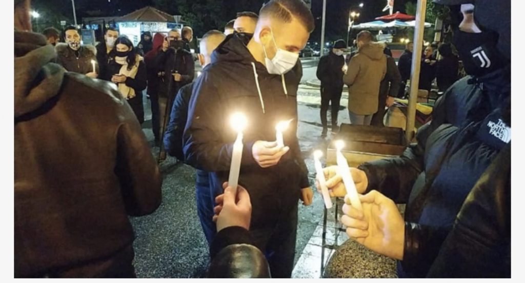 Qytetarët e Shkodrës ‘thyejnë’ orën policore, ndezin qirinj në protestën-homazh për Klodian Rashën