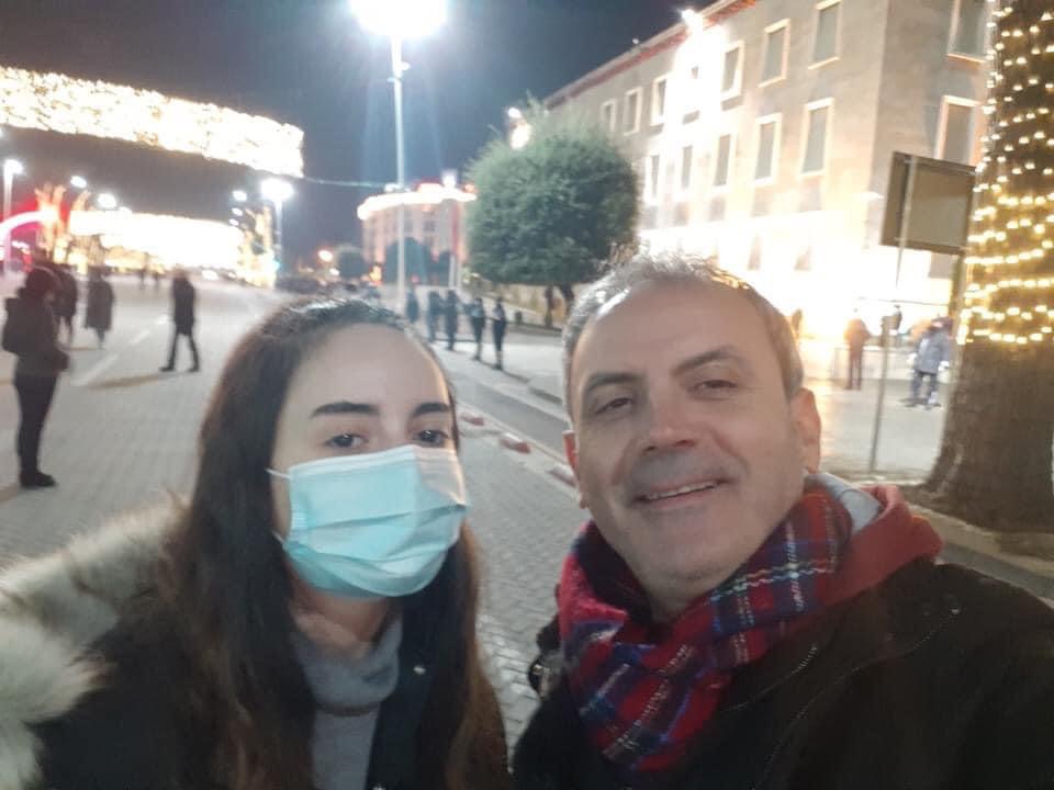 Unë, Boko Harami që tremba logorenë që qahet në telefon te Yuri Kim