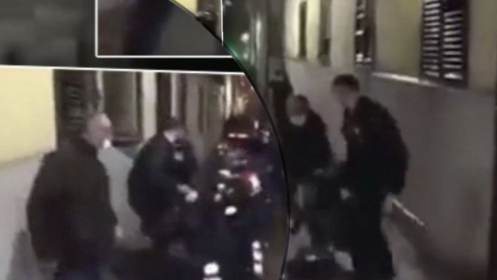 Civilë pa uniformë rrëmbejnë të riun dhe e dorëzojnë tek policët