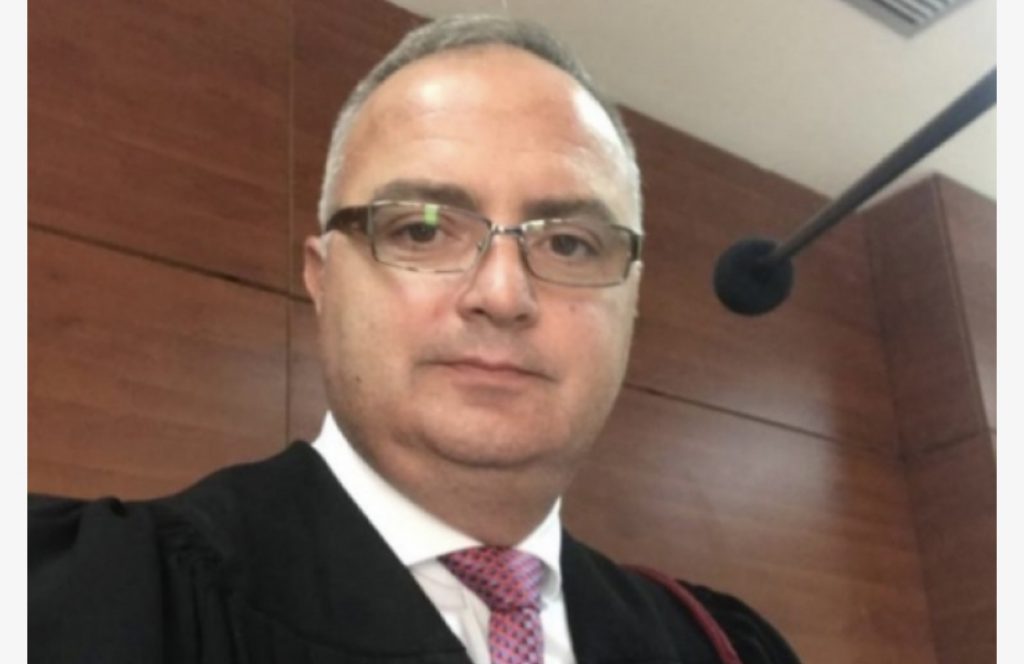 Shkarkohet nga detyra gjyqtari, liroi të dënuarin me burgim të përjetshëm