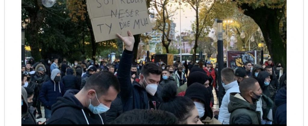 AMT-ja del në shesh dhe nis protestën kundër dhunës poliore