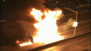 New York/ Kamiomi që mbante 300bombola gazi shpërthen në flakë