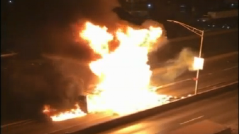 New York/ Kamiomi që mbante 300bombola gazi shpërthen në flakë