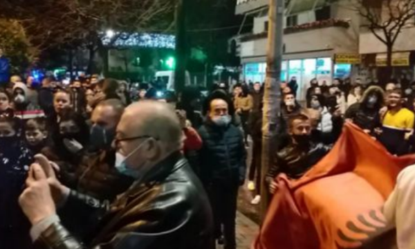 Lëndohet ne sy dhe një tjetër polic gjatë protestës së sotme