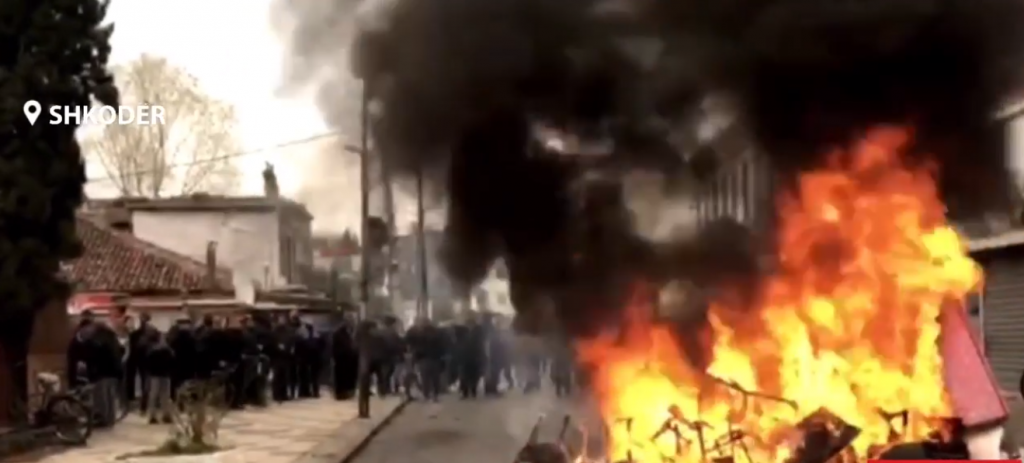 Shkodër/ Protestuesit shkatërrojnë selinë e PS