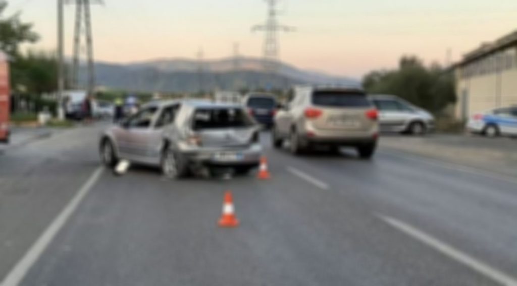 Rruga e Kombit/ Aksidenti mes tre makinash, plagosen 5 persona