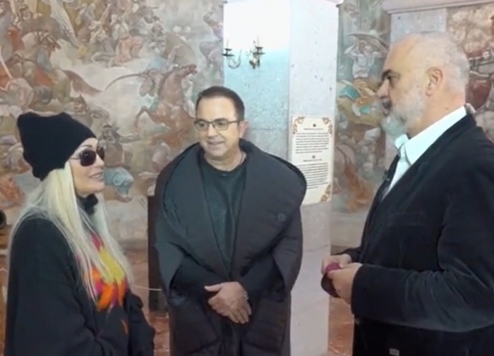 Rama I jep pasaportën shqiptare këngëtares Ana Oxa