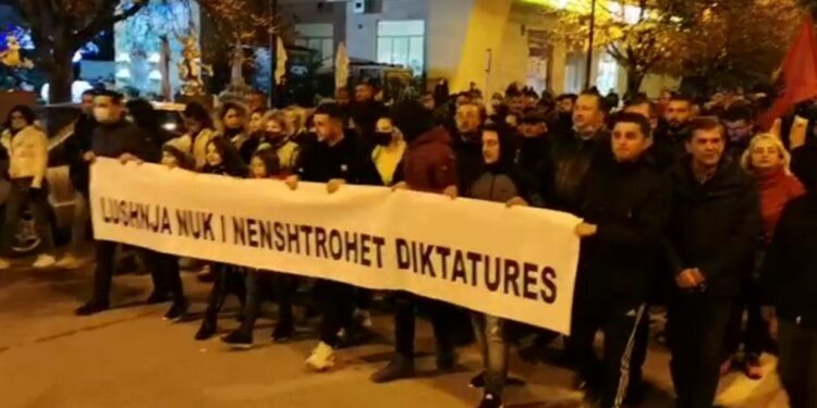 Protestë masive edhe në Lushnje