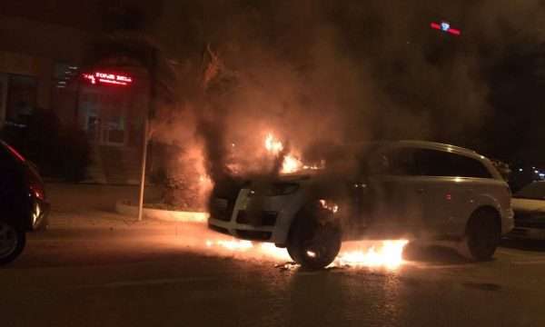 Tiranë/ Makina merr flakë nëe ecje