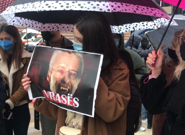 Vrasja e 25 vjeçarit në Laprakë/ Të rinjtë  protestojnë para kryeministrisë