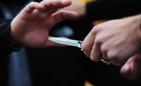 Lushnjë/ 27 vjeçari grabit dy persona nën kërcënimin e thikës