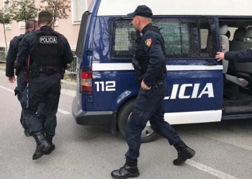 E moshuara tenton t’i vërë flakën vetes