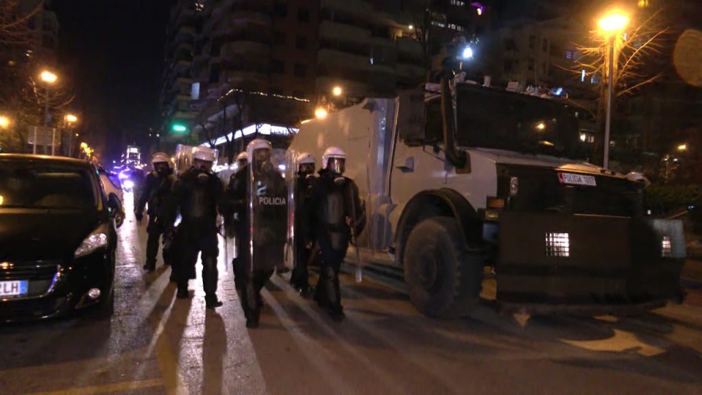 Protesta paqësore/ Policia fillon me jetëe gaz lotësjellës
