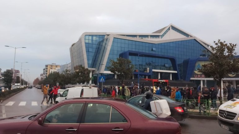 Qytetarët në Kamëz nuk presin orën 18:00 por nisin protestën