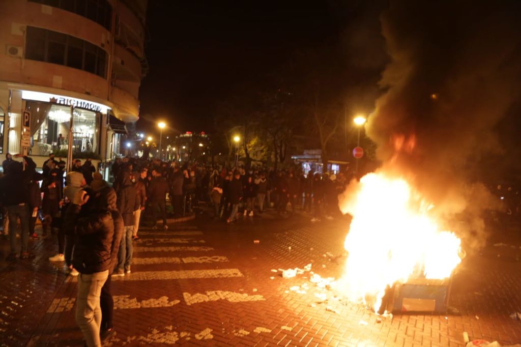 Protesta/ 9 persona në kërkim në qytetin e Korçës