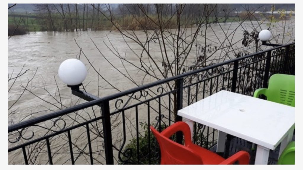 Prurjet e lumit Shkumbin po sjellin rrezik për banorët në disa fshatra