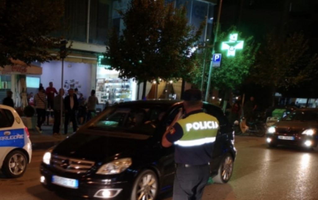 Fier, polici përleshet me hajdutët, në ikje ata e përplasin me makinë