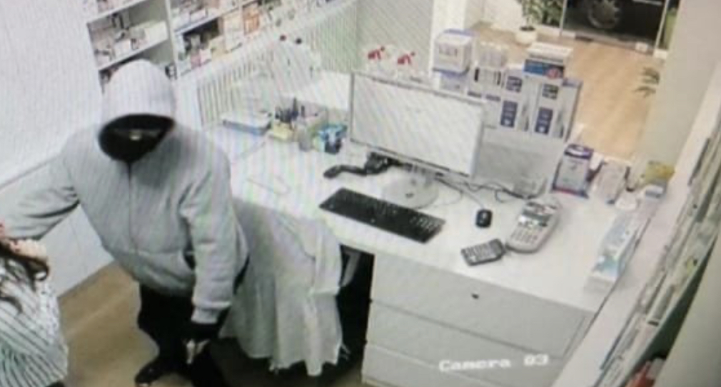 Grabitet me armë zjarri një farmaci