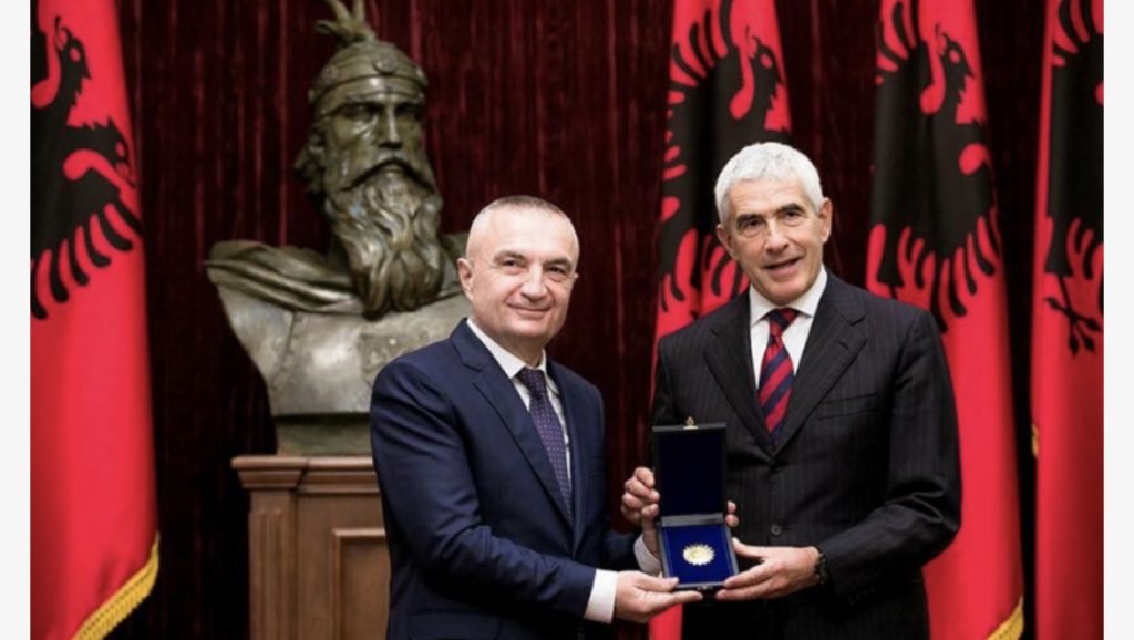 Kreshnik Spahiu nxjerr foton: Ilir Meta ka dekoruar në vitin 2018 pjesëtarin e “Ndranghetas” Pier Fernando Casini