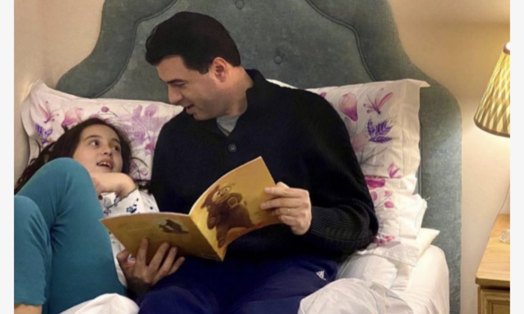 Bashkëshortja i nxjerr foton,kryedemokrati i lexon librin e preferuar të bijës