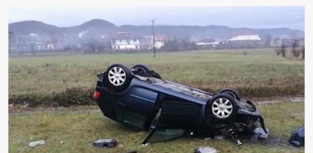 Foto-Lajm/ Makina del nga rruga dhe përfundon në arë