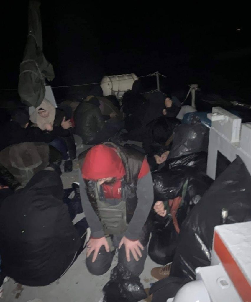 Si u shpëtuan sirianët dje në Vlorë, u nisën nga trafikantët me gomone me det mbi 5 ballë