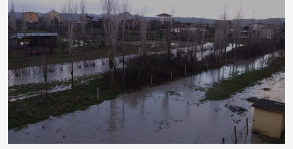 Lumi Ishëm del nga shtrati, përmbyten disa hektarë tokë në Fushë-Krujë