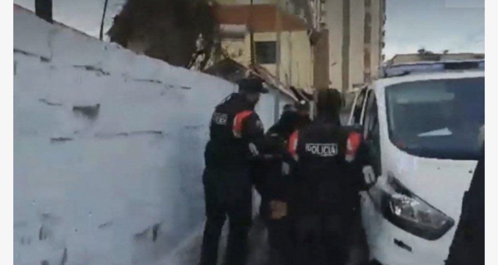 Terrorizoi lagjen në Elbasan kur qëlloi me kallashnikov, policia gjen armën e 45-vjeçarit: E kishte hedhur tek…