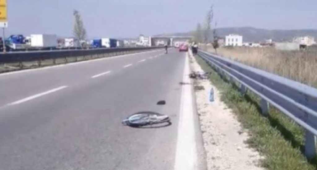 Makina përplas 50 vjeçarin me biçikletë, Policia e gjen të vdekur anës rrugës