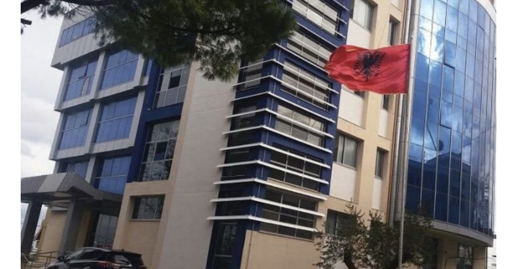Goditi në kokë të miturin, në pranga 19-vjeçari