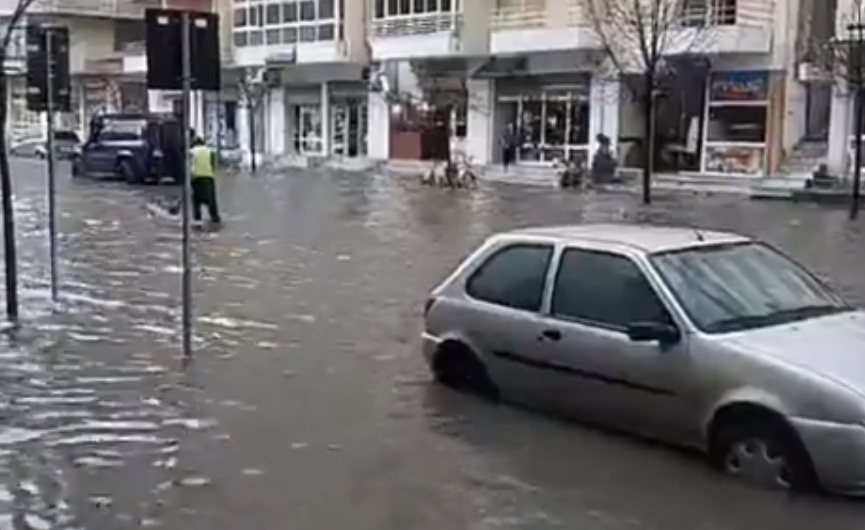 Vlora përmbytet nga shiu