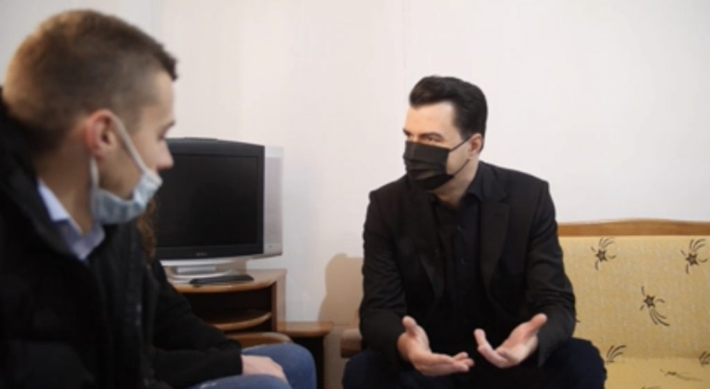 Kreyetari i Partisë Demokratike takim me një familje të re, shpjegon programin ekonomik ‘Shqipëria Fiton’
