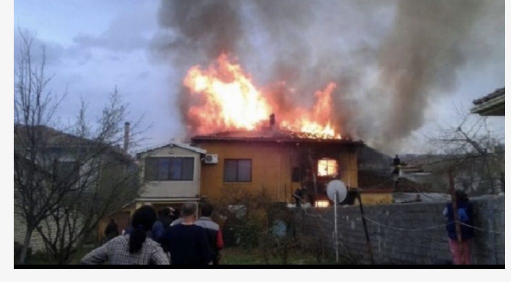 Shpërthen në flakë një shtëpi në Pogradec, humb jetën 42 vjeçari që jetonte i vetëm