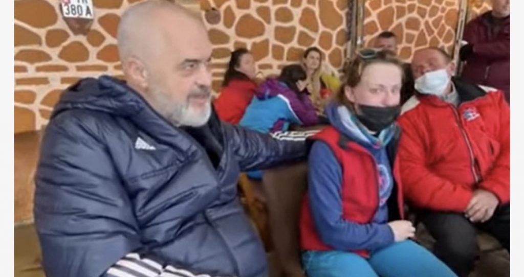 Kryeministri ironizon  gazetarin nga Korça: Fevziu tani e zbuloi Shqipërinë, në emision merret me përgjime