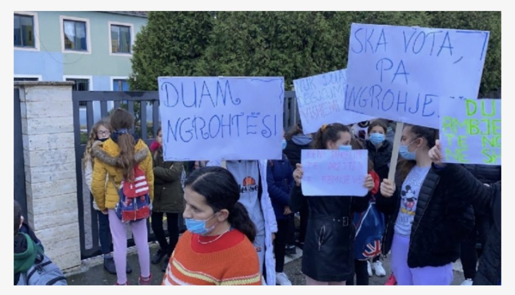 Nxënësit në Elbasan bojkotojnë mësimin,kërkojnë ngrohje në shkollë