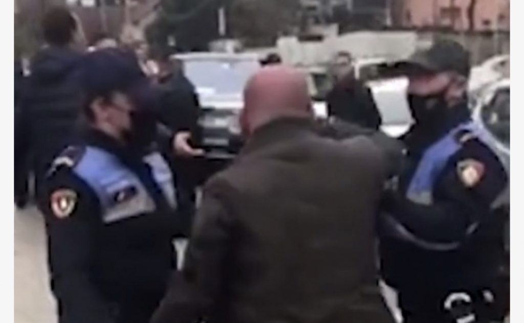 Rrahën biznesmenin Sino Llanaj dhe e bënë për spital, arrestohet një person dhe shpallen në kërkim dy të tjerë