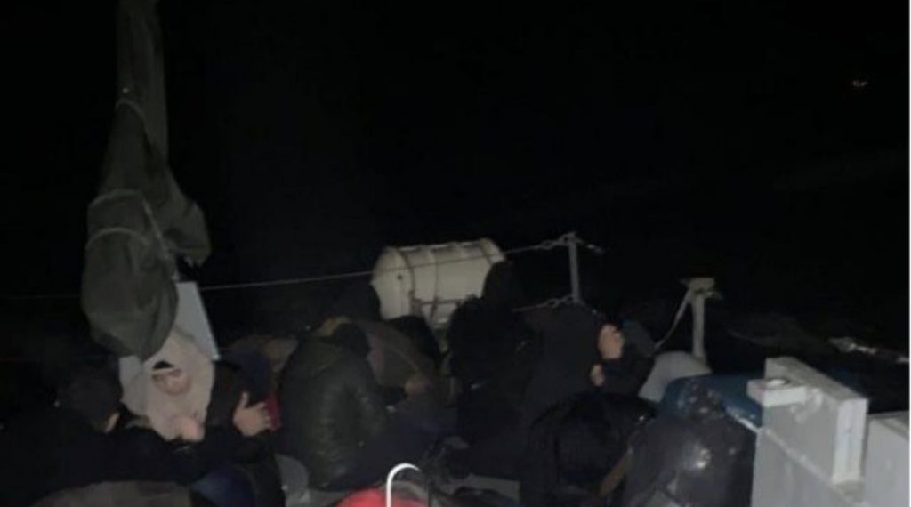 Policia arreston skafistin që tentoi të çonte 50 sirianë në Itali, i braktisi në mes të detit